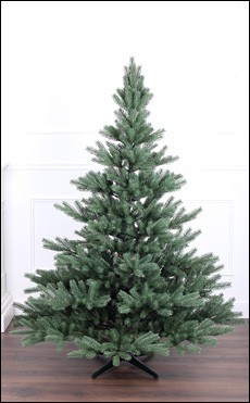 fertig aufgebauter künstlicher Weihnachtsbaum